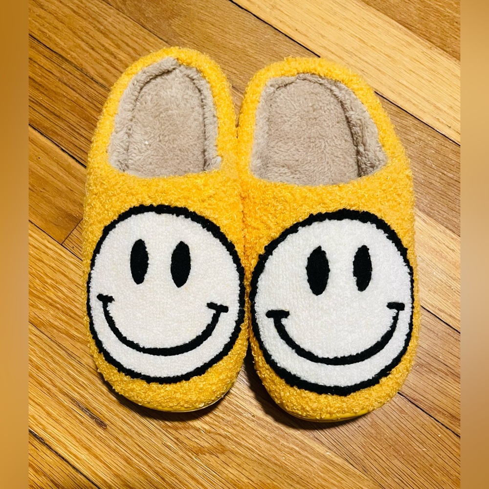 NWOT Smiley Face Slippers, size 6.5/7
